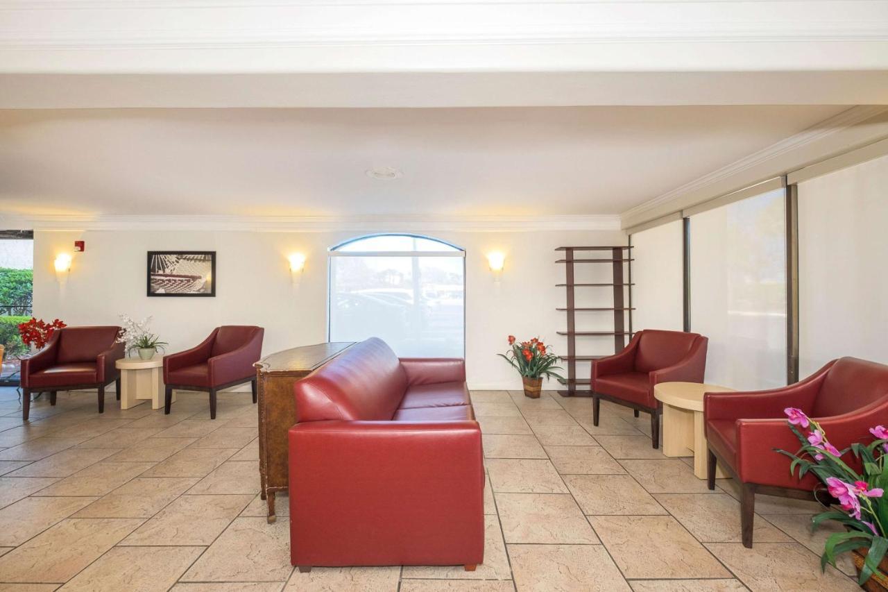 Days Inn By Wyndham Neptune Beach Jacksonville Beach Buitenkant foto