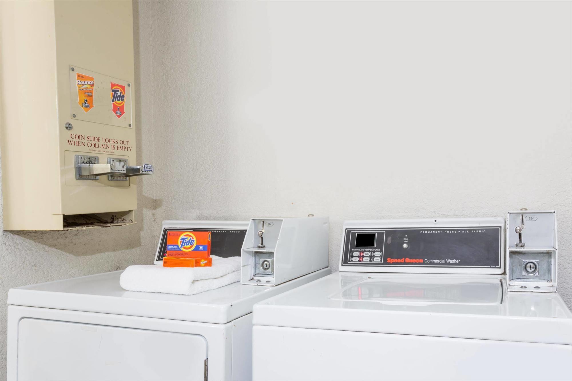 Days Inn By Wyndham Neptune Beach Jacksonville Beach Buitenkant foto